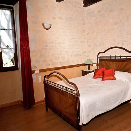 House Near Cahors With Private Natural Retreat, Cleaning Included Casa vacanze